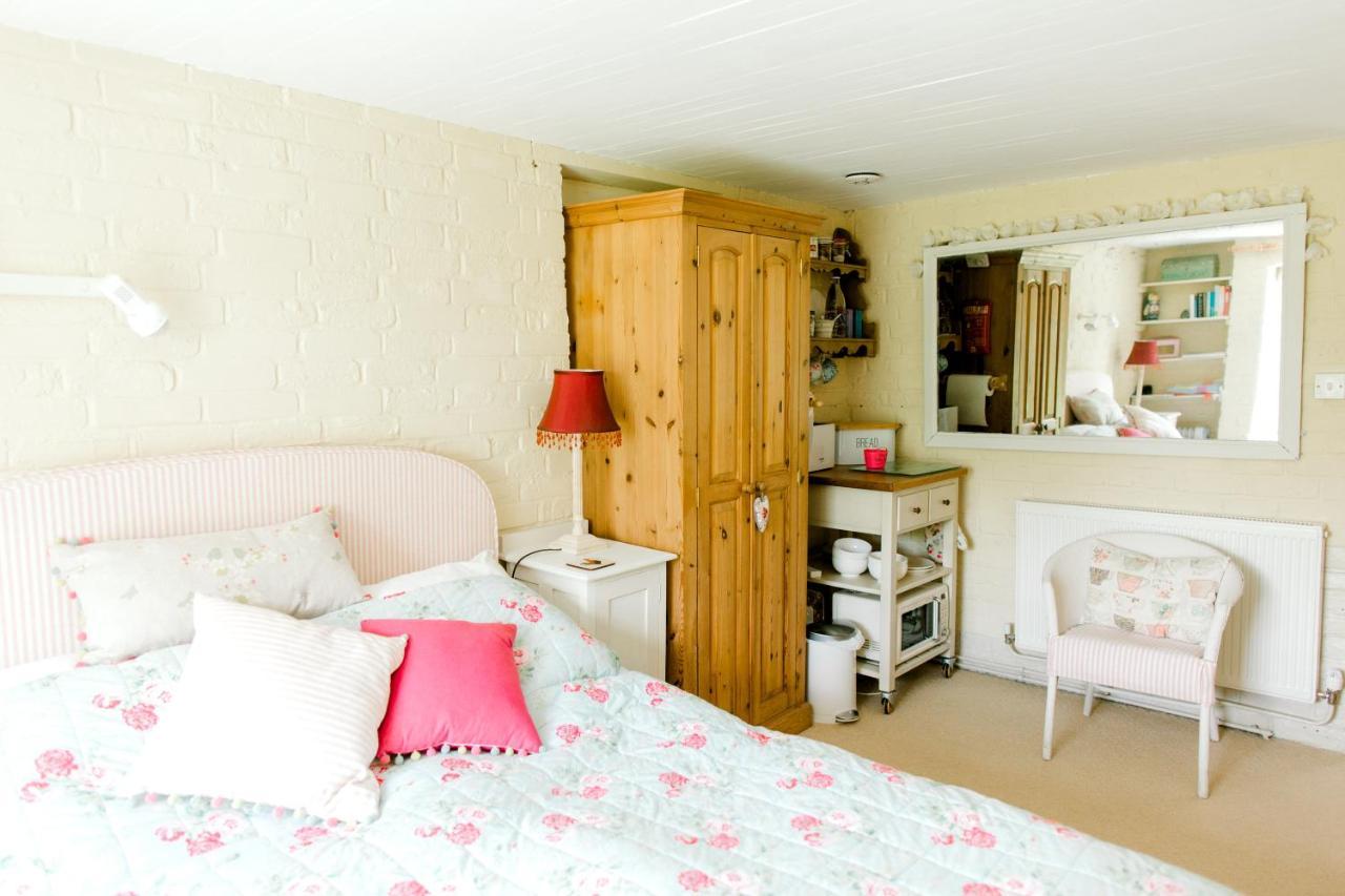 Cosy Cottage Ground Floor Bedroom Ensuite With Private Entrance Chichester Buitenkant foto