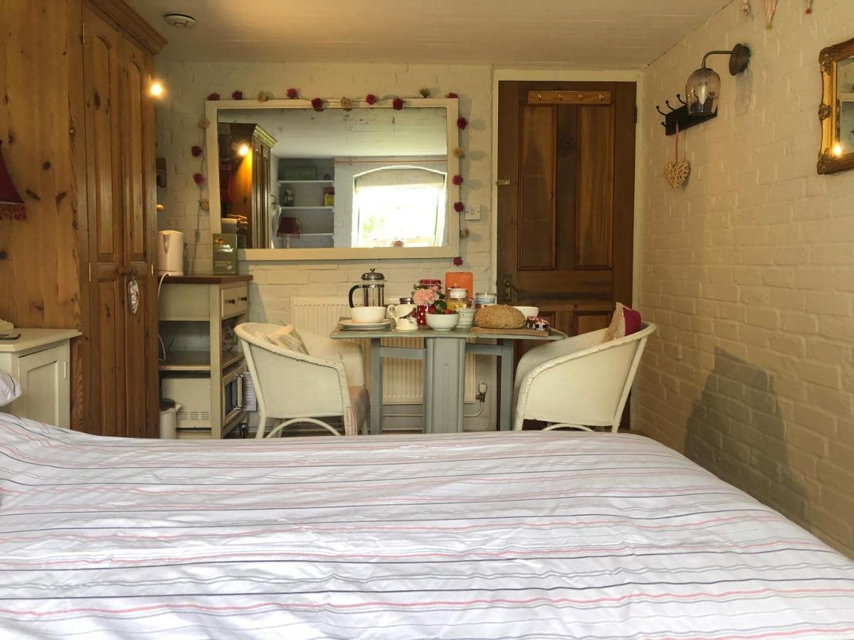 Cosy Cottage Ground Floor Bedroom Ensuite With Private Entrance Chichester Buitenkant foto